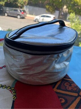 Under One Sky make.up carrier